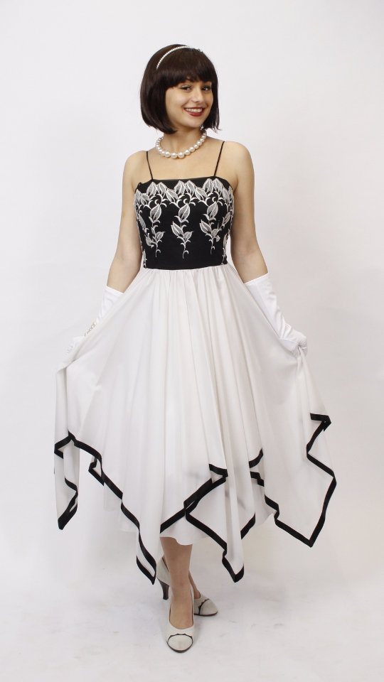 50er Jahre Outfit – Damen – Schwarz-Weiß (Kleid, Plüschstola, Handschuhe und Kette) mieten