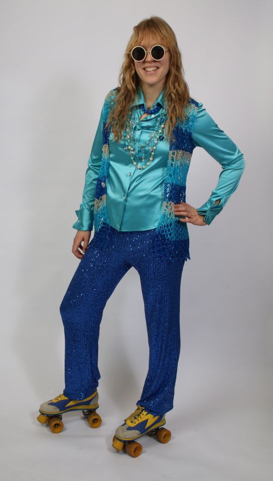 70er Jahre outfit – ABBA (Weste, Bluse, Hose, Brille, Kette) mieten