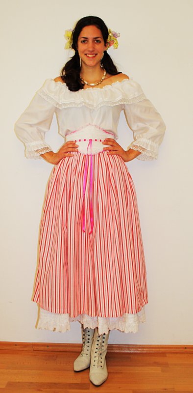 Panama Tracht – Damen (Bluse, Mieder, Rock, Unterrock und zwei Blumen) mieten