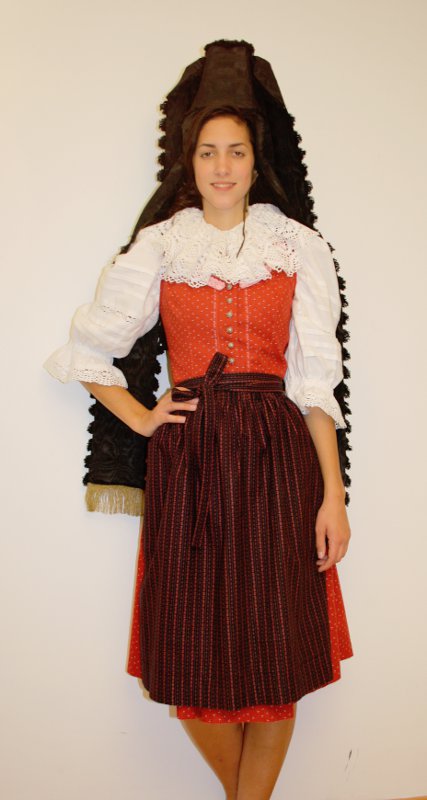 Nordrhein-Westphalen Tracht (Kleid, Schürze, Bluse, Spitzenkragen und Haube) mieten