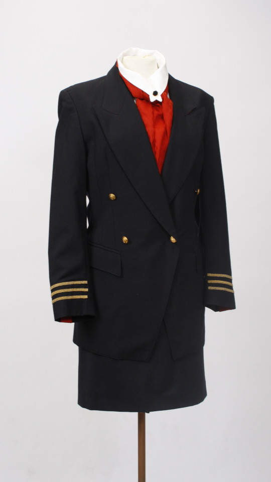 Pilotin – Stewardess Outfit (Jacke, Rock, Bluse, Schal und Schiffchen) mieten