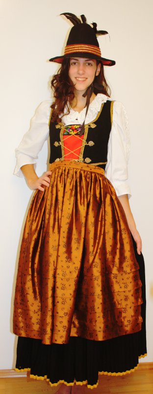 Österreichische Tracht – Damen (Kleid, Bluse, Schürze, Hut und Kniestrümpfe) mieten