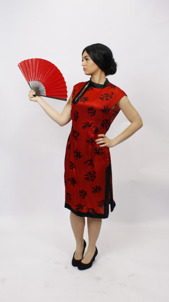 Chinesin Tracht – Rot-Schwarz (Kleid und Fächer) mieten