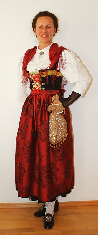 Schweizer – Uri Tracht – Damen (Mieder, Bluse, Brosche, Rock, Schürze, Schultertuch, Tasch