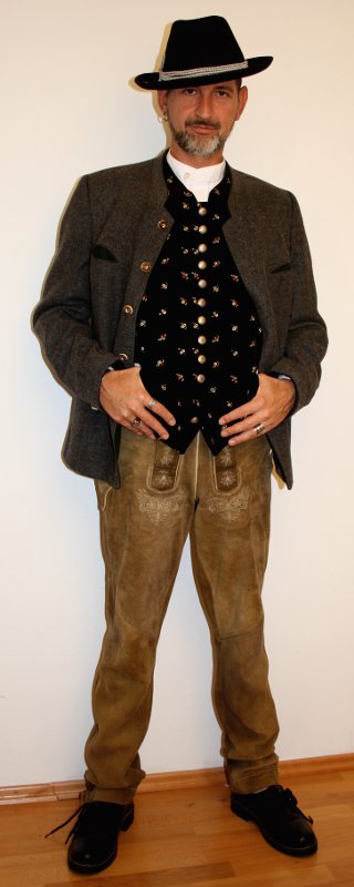 Österreicher – Kärntner Tracht – Herren (Jacke, Lederhosen, Weste, Hemd und Hut) mieten