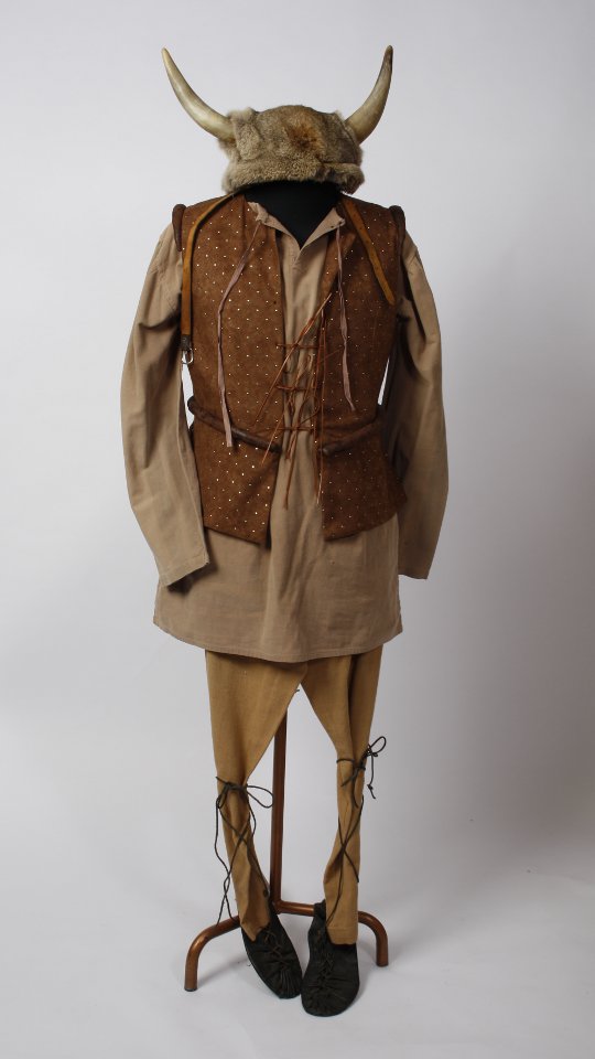 Wikinger – Kelte – Germane Outfit (Lederweste, Helm mit Hörnern, Echtfell) mieten
