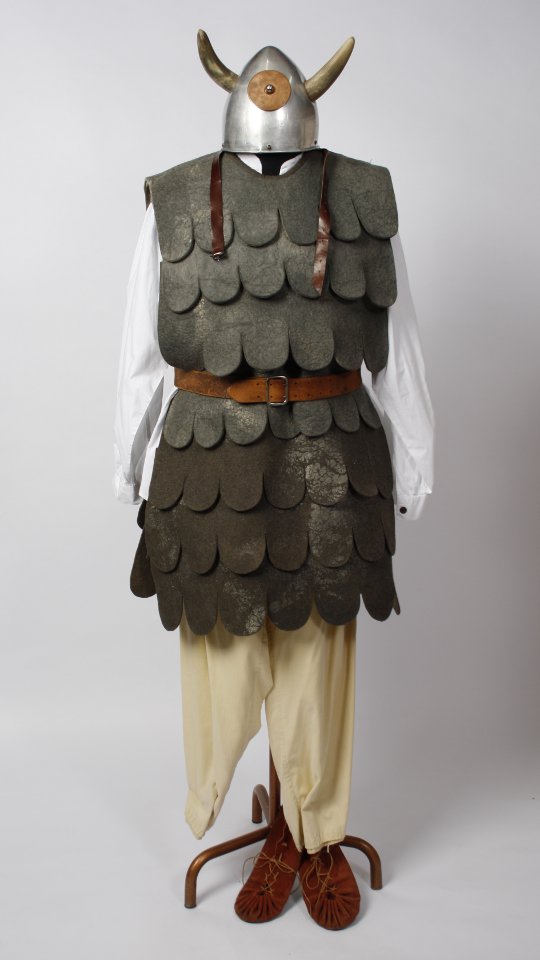 Wikinger – Kelte – Germane Outfit (Brustpanzer und Helm) mieten