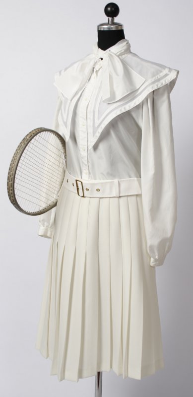 Tennis Outfit – Historisch – Damen (Bluse, Rock, Gürtel und Tennisschläger) mieten