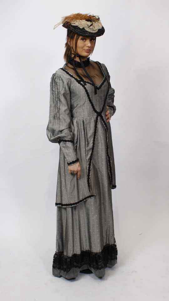 Jahrhundertwende – Biedermeier – Cul de Paris – Damen – Silbergrau (Kleid, Überwurf und Hü