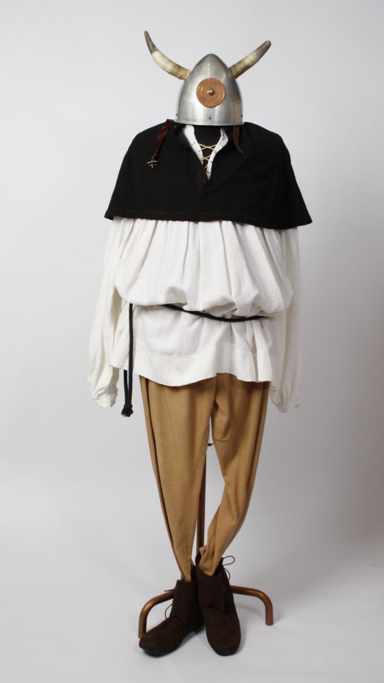 Wikinger – Kelte – Germane Outfit (Schultercape, Kordel und Helm mit Echthörnern) mieten