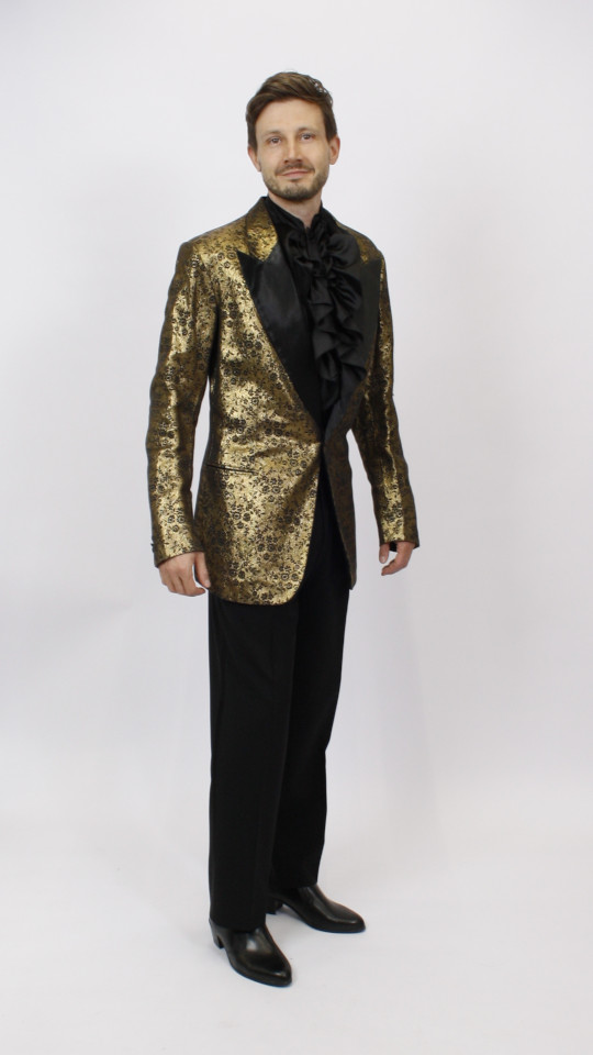 70er Jahre Outfit – Herren – Schwarz-Gold (Jacke, Hose, Rüschenhemd und Brille) mieten