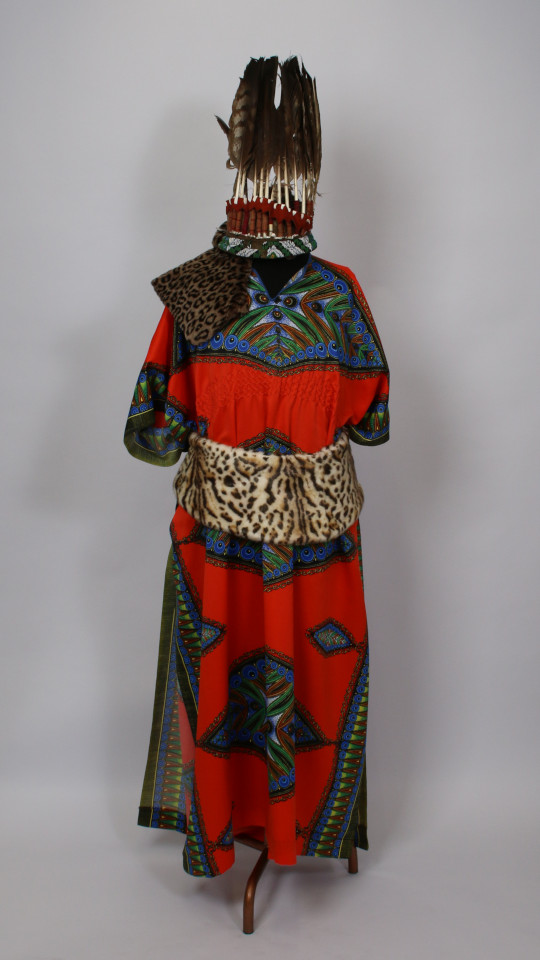 Afrikaner Outfit – Bunt (Gewand, Federkopfschmuck und Gürtel) mieten