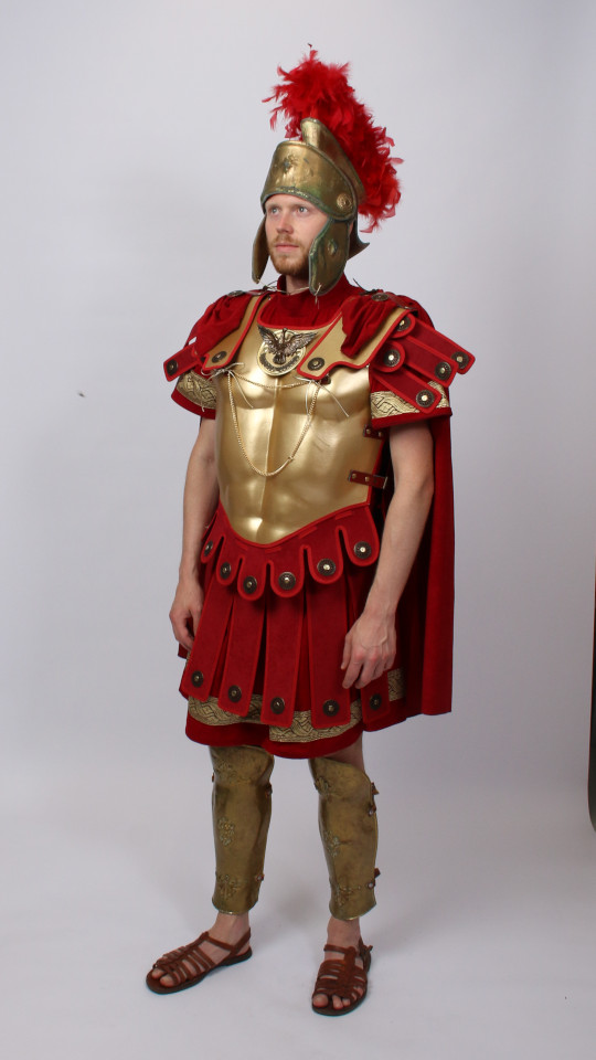 Römer Outfit – Gladiator – Tiberio (Brustpanzer, Helm, Toga, Lendenschurz, Armschienen und