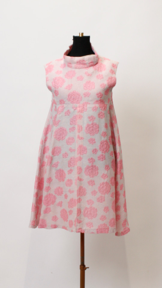 60er Jahre Outfit – Damen – Weiß-Rosa (Kleid und Ohrringen) mieten