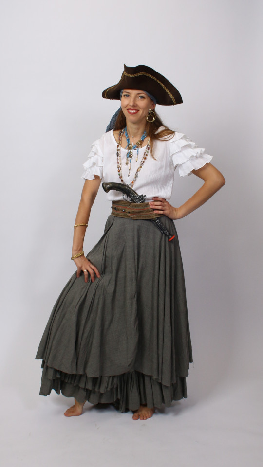 Piratin Outfit – Grau 1 (Rock, Bluse, Armbänder, 3 Ketten und Gürtel) mieten