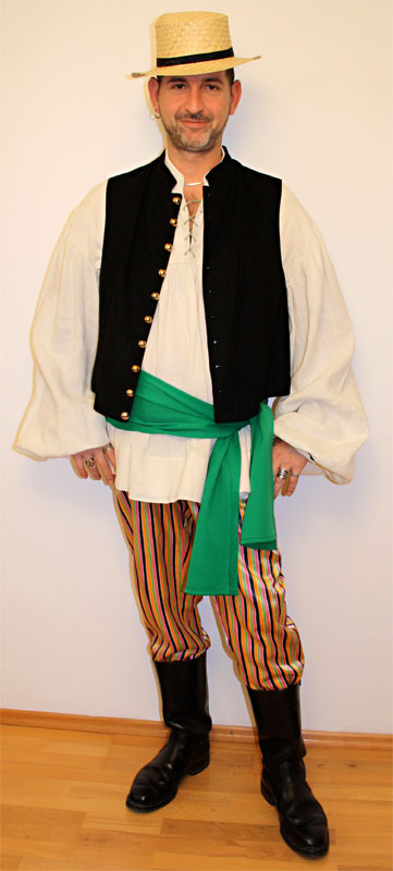 Polnische Tracht – Herren (Weste, Hose, Hemd, Hut, Schärpe und Stiefel) mieten