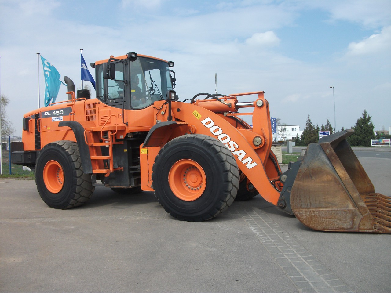 Radlader - jeweils mit Standardschaufel und Palettengabel – 27,0 t Develon DL450 mieten