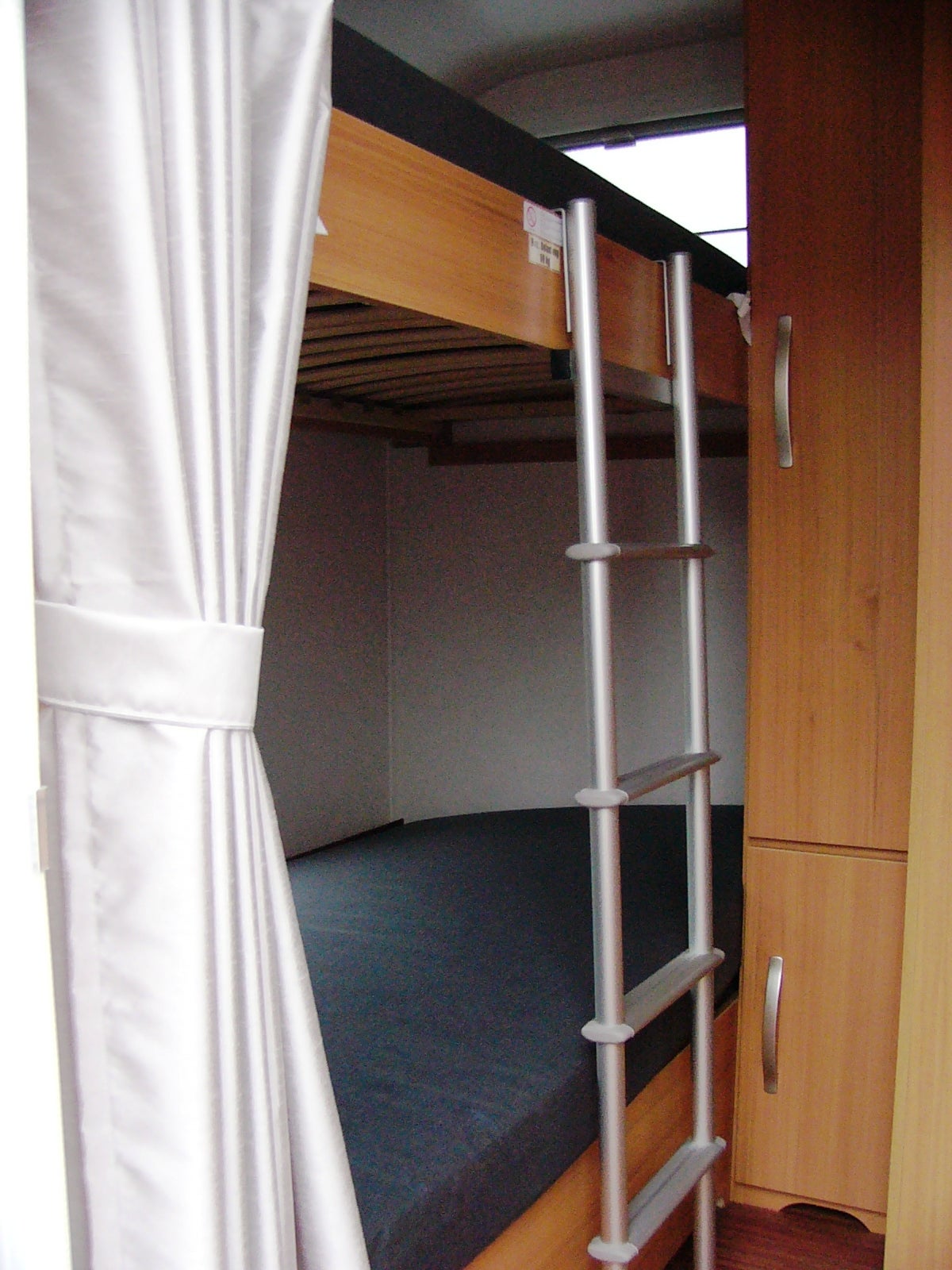Wohnwagen TEC-410 4-Pers. Etagenbetten uund Heckgarage nur 850 kg leicht – 4