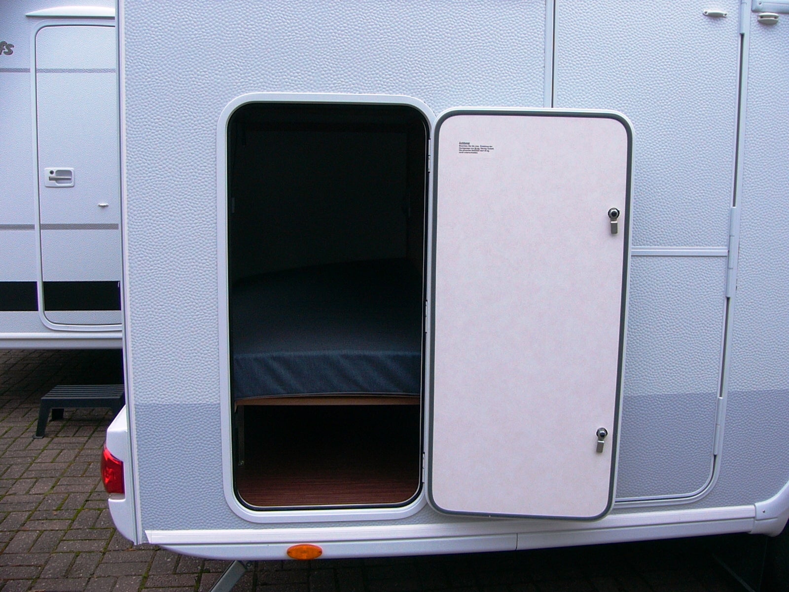 Wohnwagen TEC-410 4-Pers. Etagenbetten uund Heckgarage nur 850 kg leicht – 2