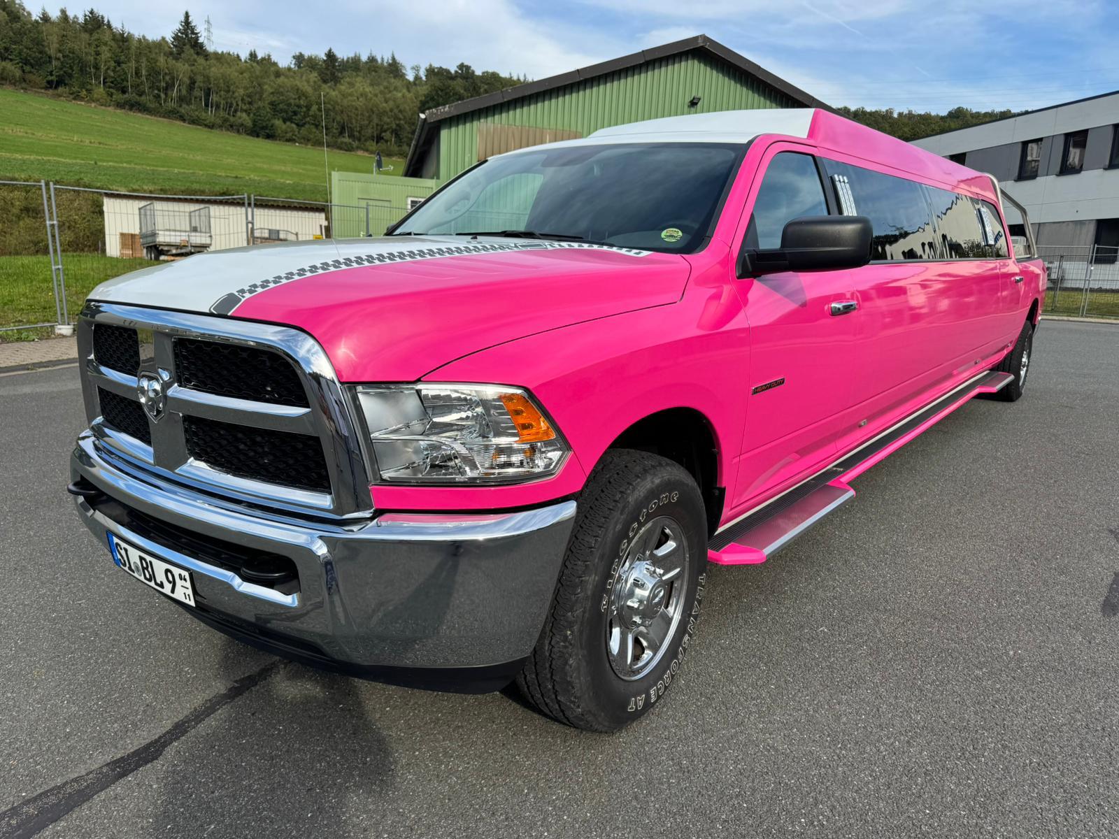 Dodge RAM 2500 XXXL-Mega-Stretchlimousine weiß/pink inkl. Whirlpool
