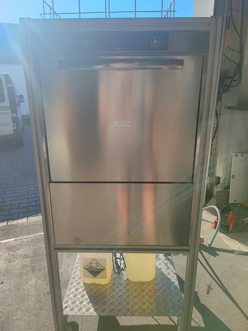 Spülmaschine im Gestell für Gläserkörbe – 2