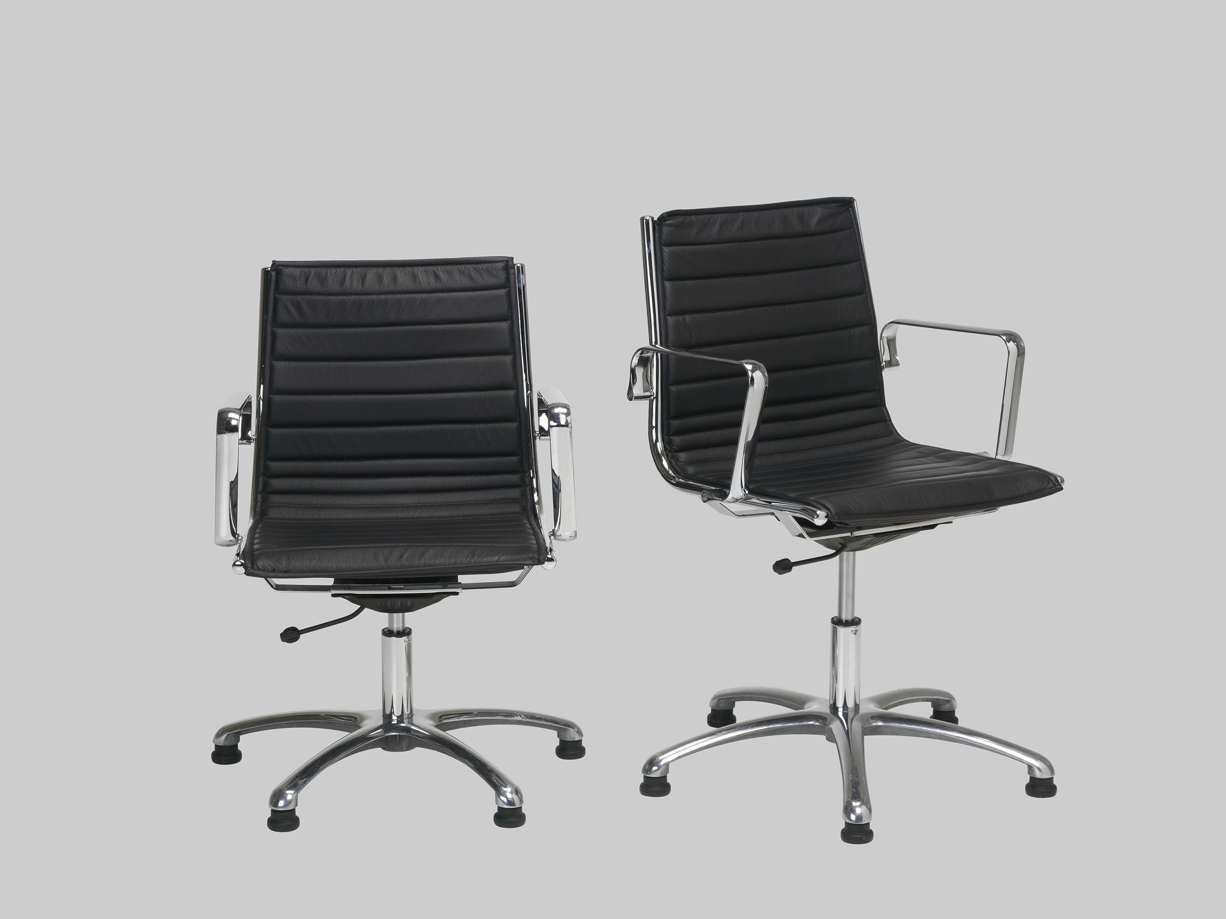 Konferenzstuhl LUXY Schwarz / Chrom mieten bei ADEXPO