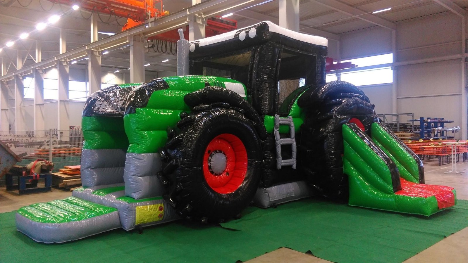 Hüpfburg Traktor Fendt - 6m x 8m Springburg mieten in Salem