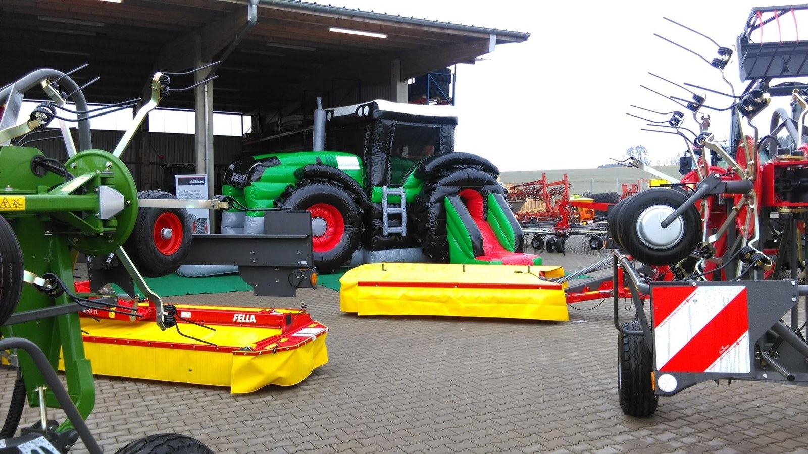 Hüpfburg Traktor Fendt - 6m x 8m Springburg mieten in Salem – 3