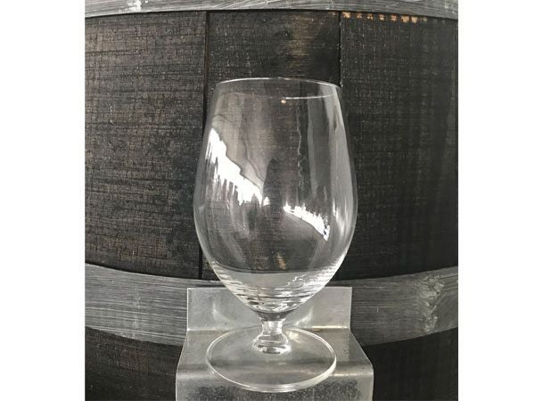 Wasserglas mit Stiel
