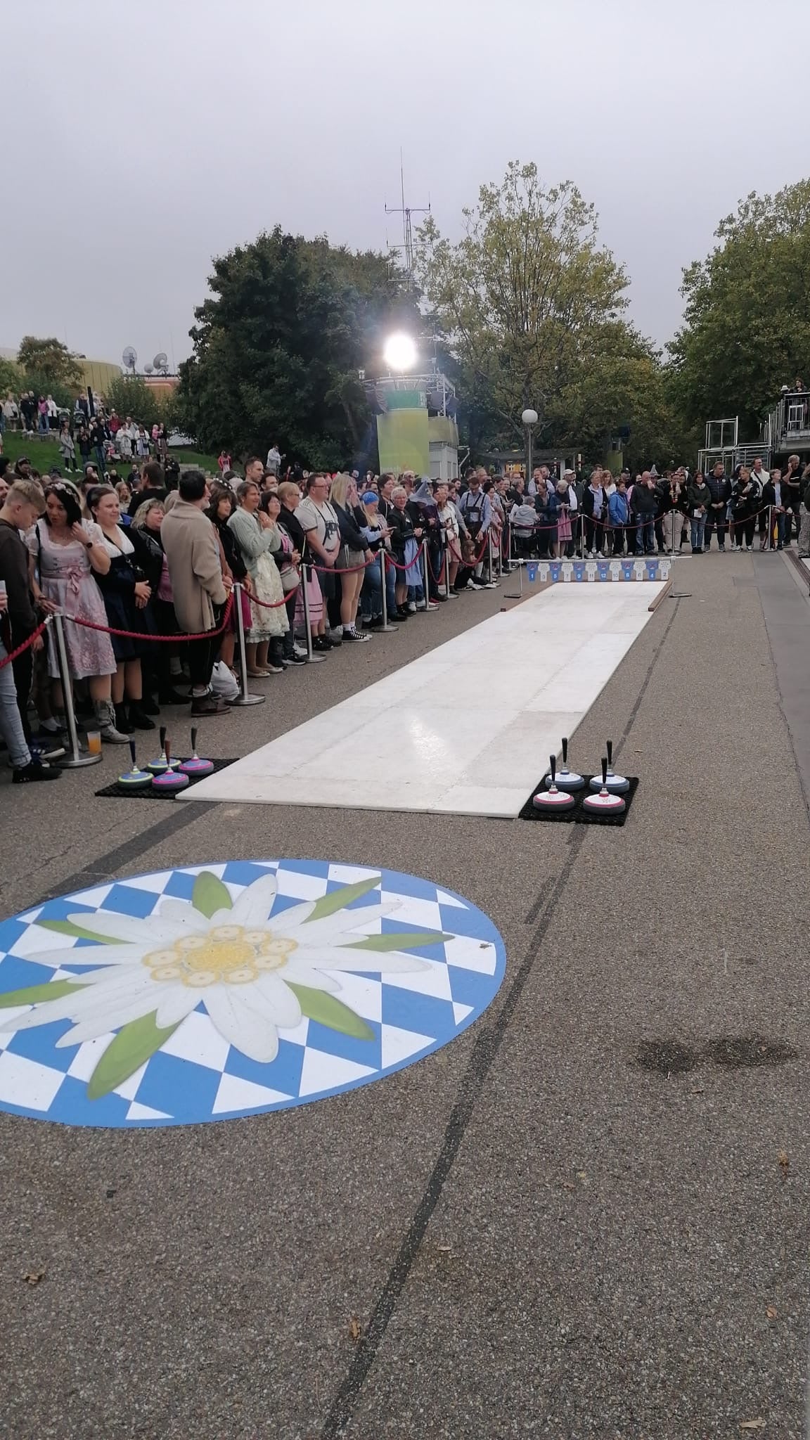 mobile Eisstockbahn jetzt auch mit Lattl-Gestell /bekannt aus dem ZDF Fernsehgarten und TV Total ! / Eisstockschießen / Curling Bahn