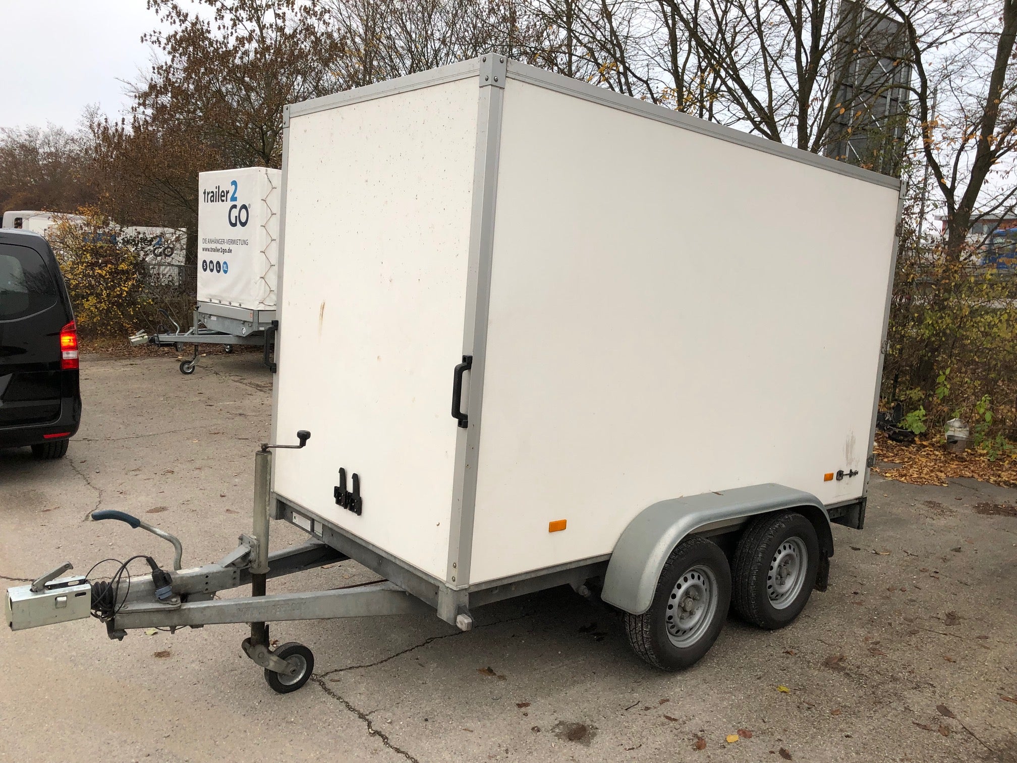 L Kofferanhänger mit Türe, Anhänger mit Kofferaufbau 180 cm, 2000 kg Zul. Ges. Gewicht