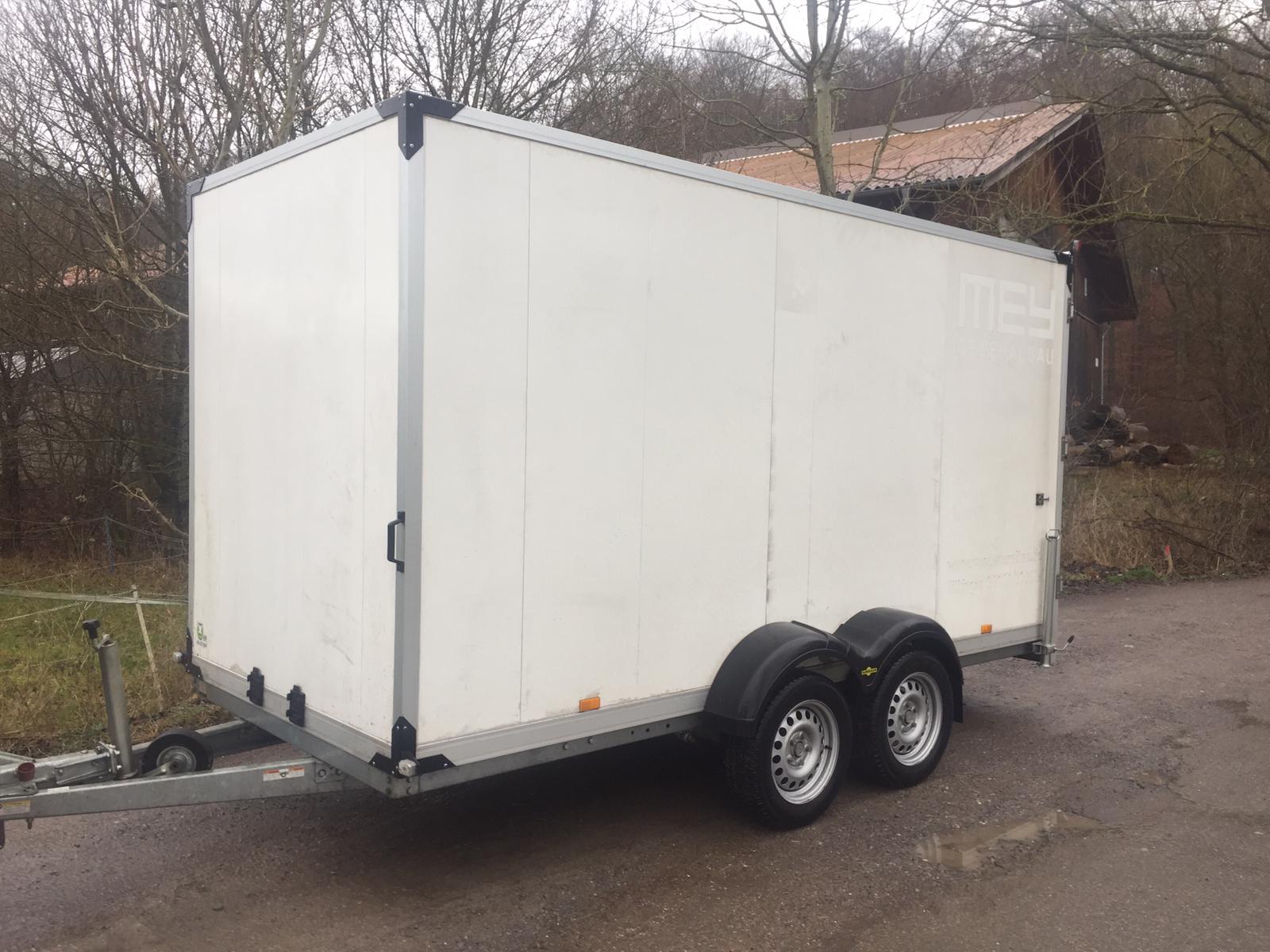 XL Kofferanhänger mit Türe, Anhänger mit Kofferaufbau 200 cm, 2500 kg Zul. Ges. Gewicht