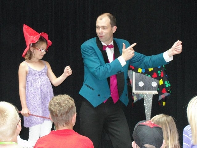 Kinderzauberer mieten – Zaubershow & Bauchredner für strahlende Kinderaugen