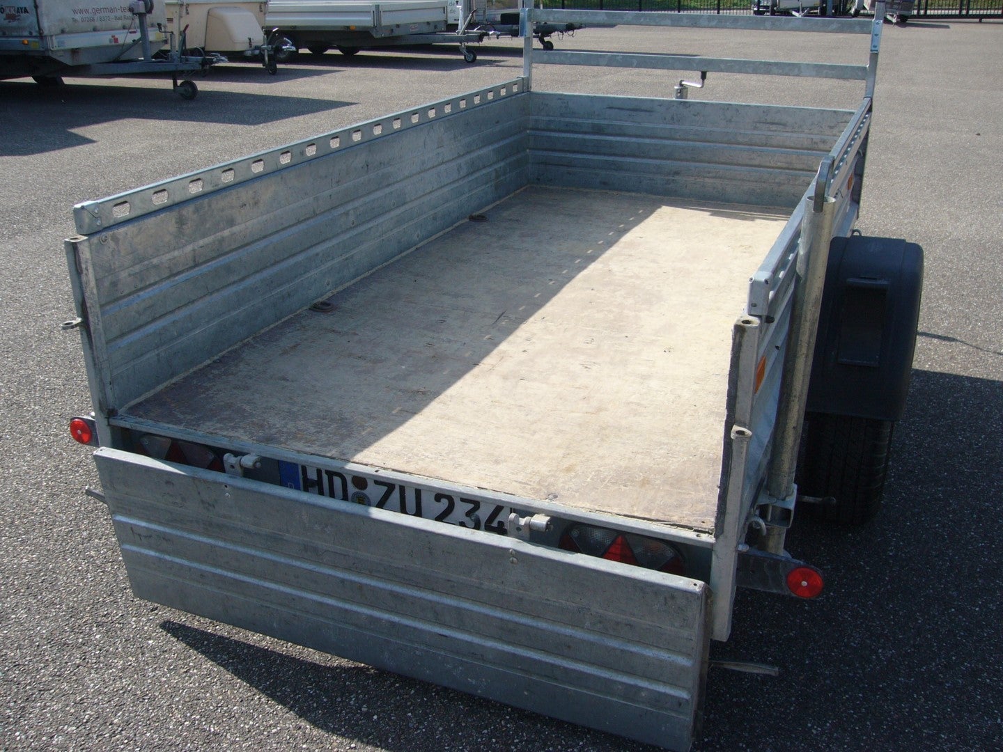 Kastenanhänger Tieflader, 1300kg Gesamtgewicht – 3