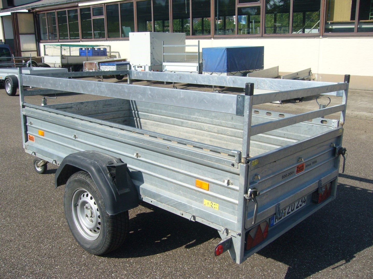 Kastenanhänger Tieflader, 1300kg Gesamtgewicht – 4