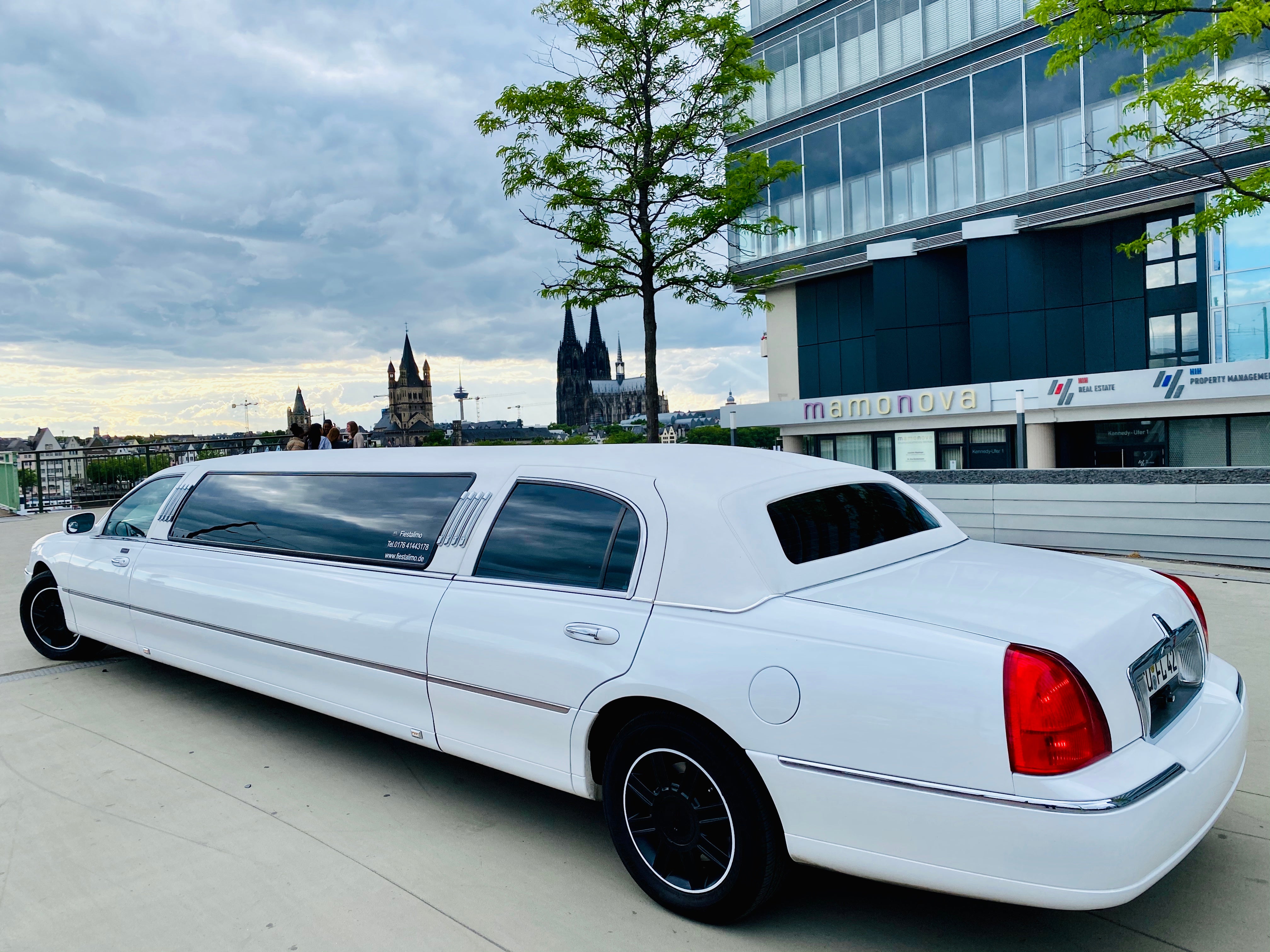 Stretchlimousine Hummer H2,Partybus mieten Köln,Lincoln in Weiß oder in Pink ,Stretchlimousine mieten Köln,Bonn,Düsseldorf,Troisdorf,Siegburg,Mönchengladbach,Düren,Krefeld,Dortmund, Koblenz, Aachen. W – 2
