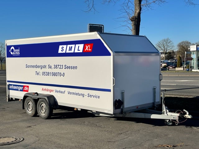 Kofferanhänger zu mieten mit Aerodynamik und Heckklappe 2700kg zGG – 2
