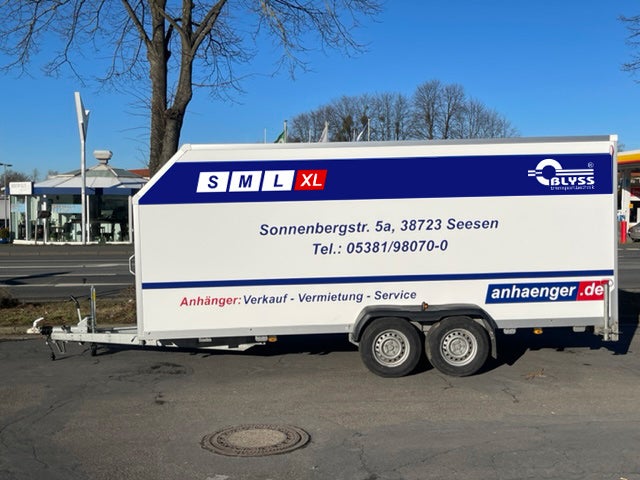 Kofferanhänger zu mieten mit Aerodynamik und Heckklappe 2700kg zGG – 4