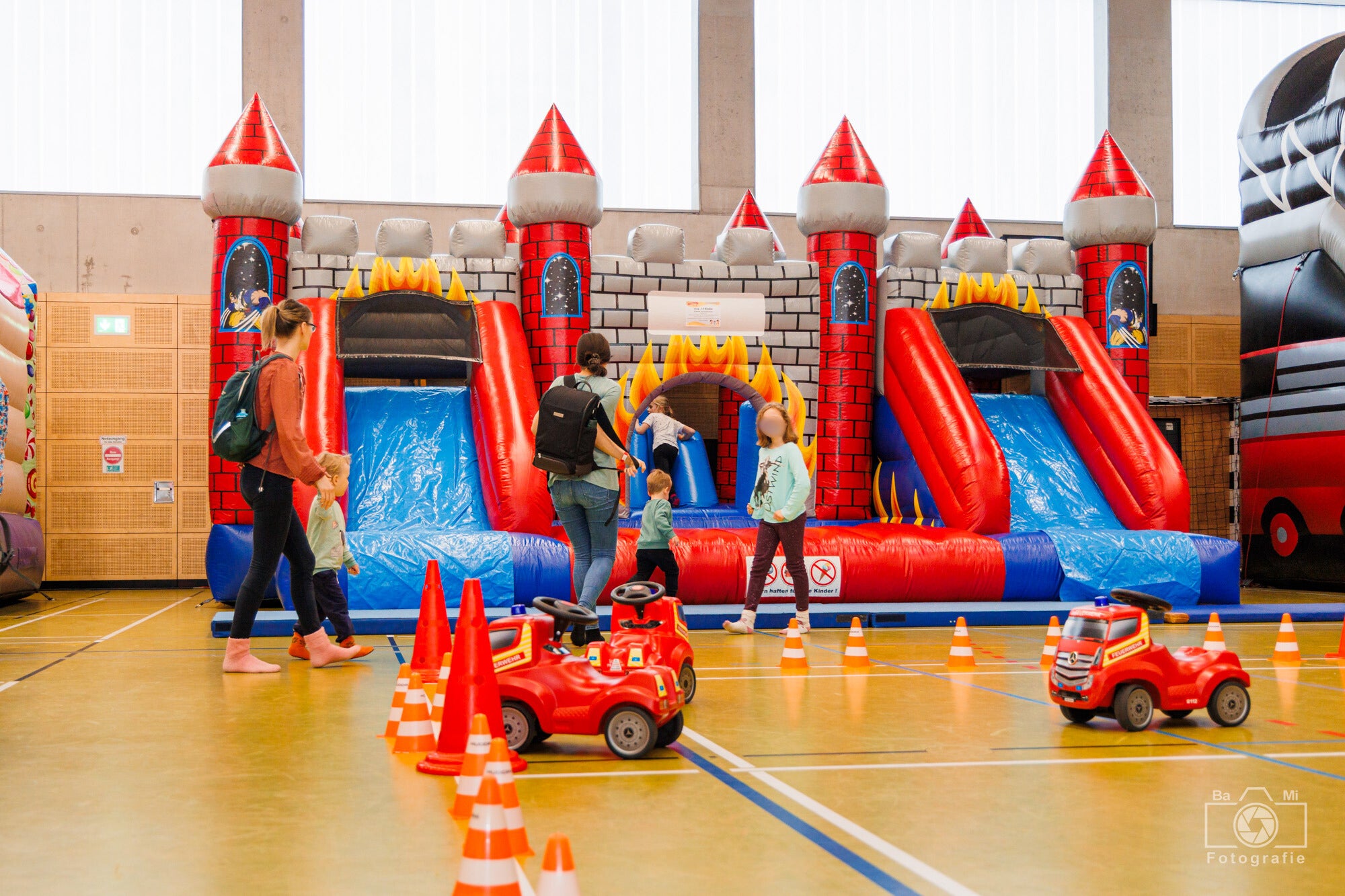 XL Hüpfburg mit zwei Rutschen - Ritterburg Rot 6x8m – 2