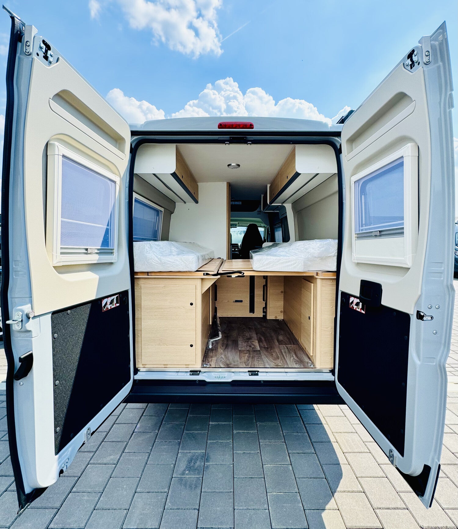 Sunlight Cliff 640RT mit Längsbetten, Automatik und Aufstelldach – 2