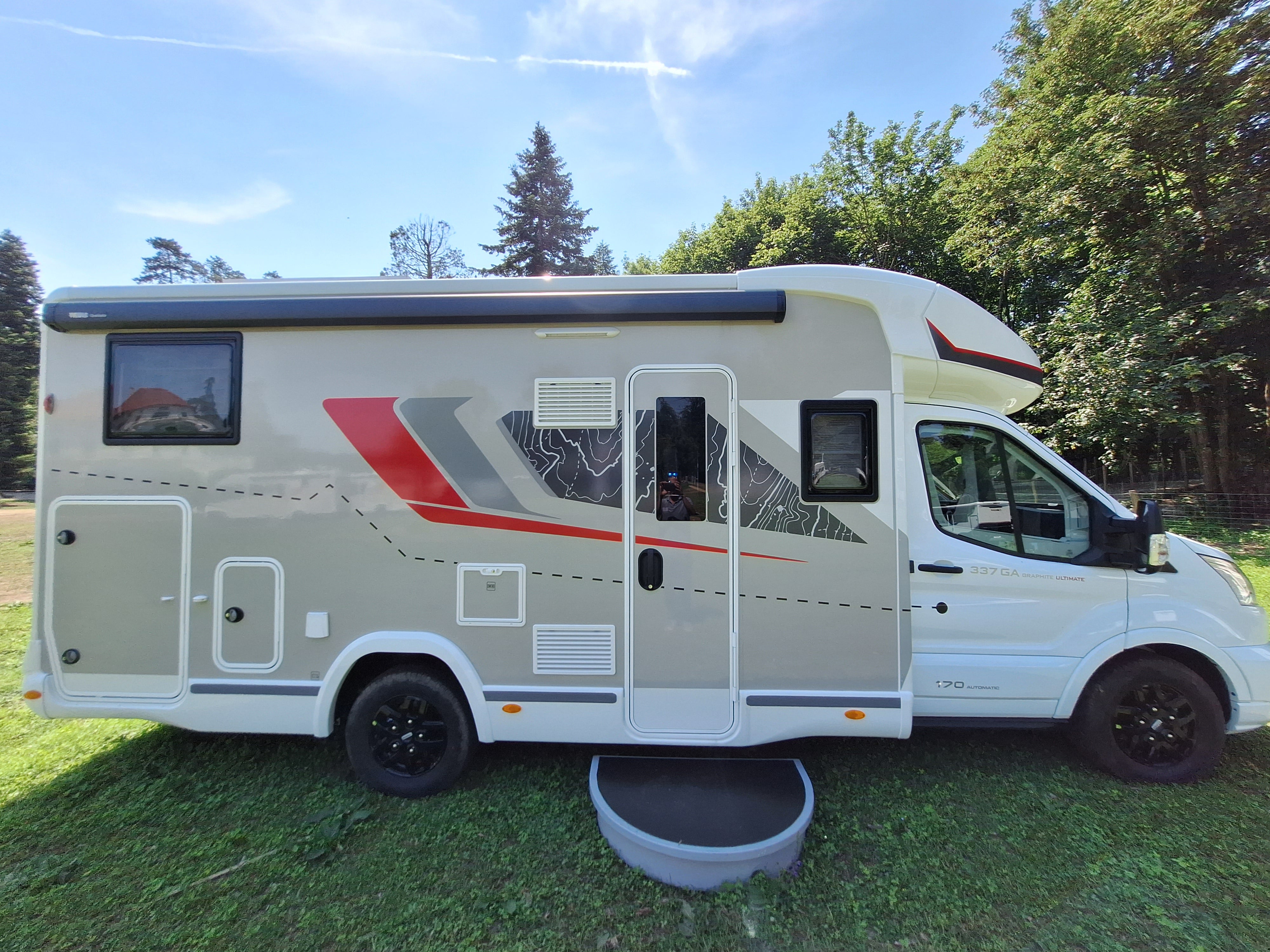 Challenger 337GA - Feuerwerk für die Sinne mit SAT-TV, Automatik, Solar und allem Komfort!