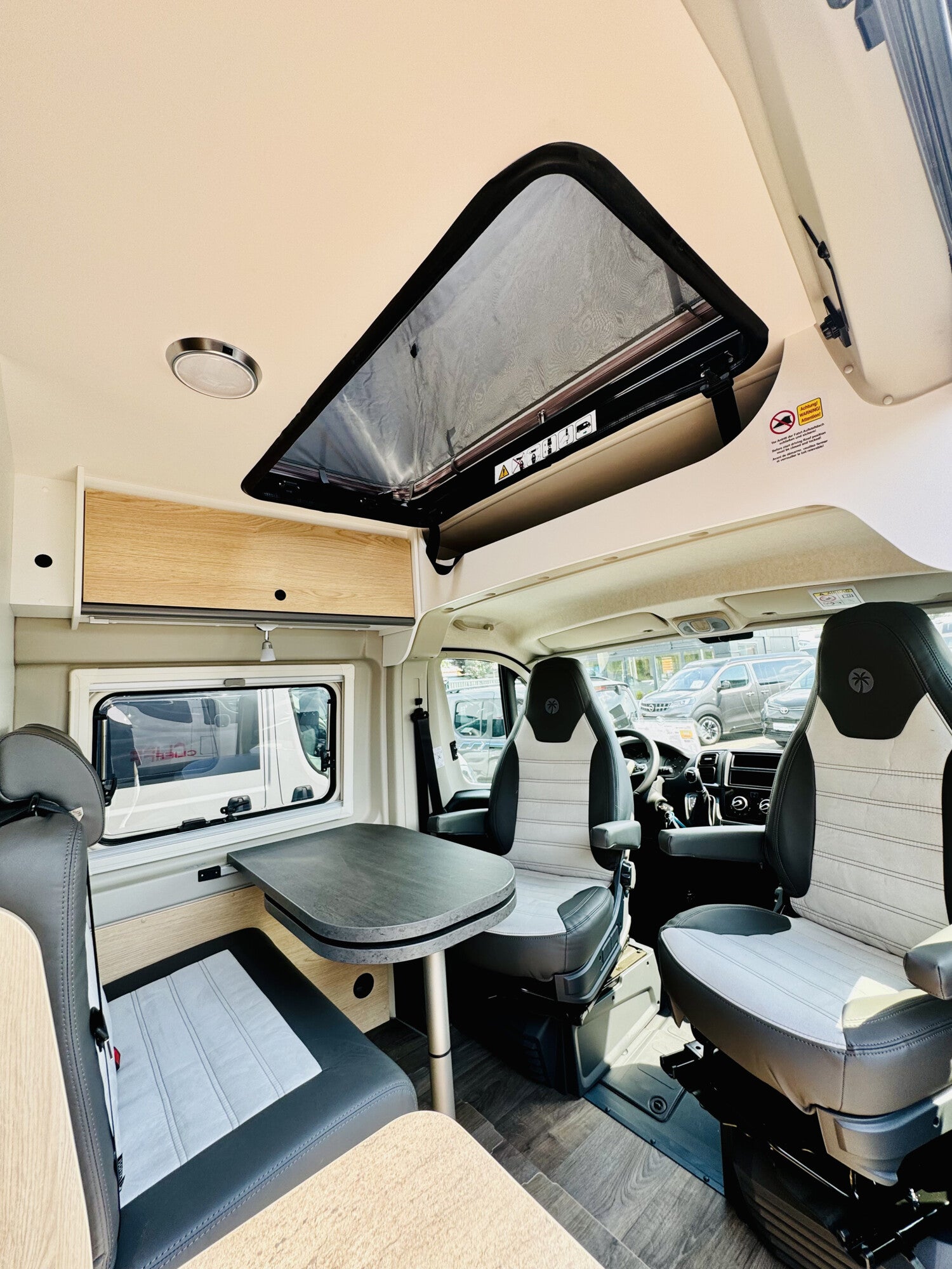 Sunlight Cliff 640RT mit Längsbetten, Automatik und Aufstelldach – 3
