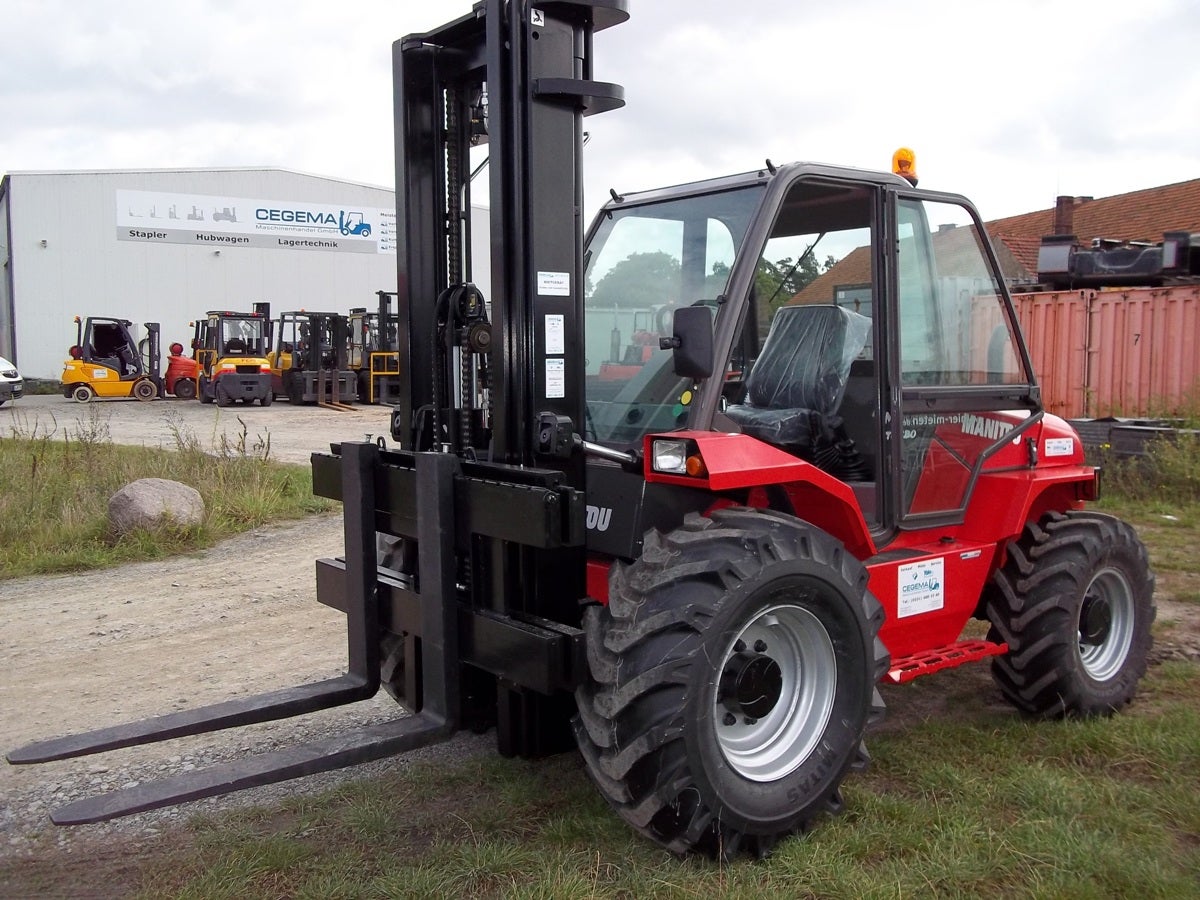 4x4 Geländestapler mit bis zu 5 Tonnen Tragkraft und 5,5m Hubhöhe - Allrad mit Vollkabine und großer Bereifung