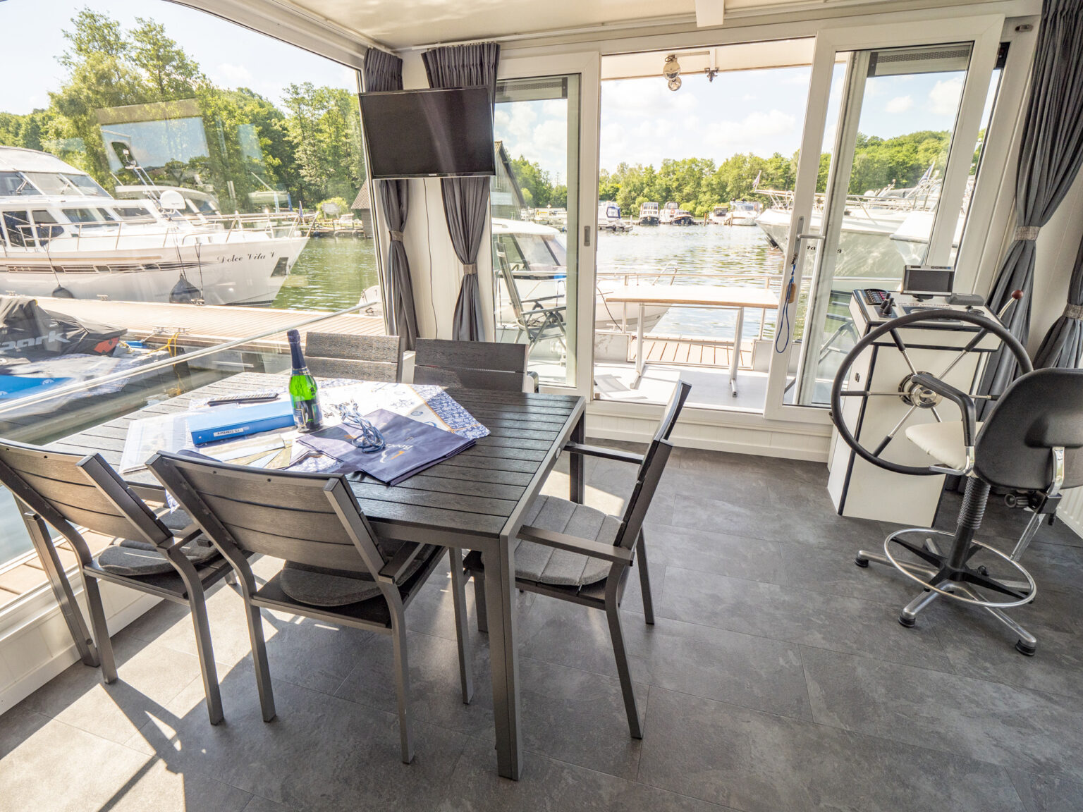 Hausboot Yachtsuite „Eldenburg“ mieten – 6 Personen, ab Waren (Müritz) – 4