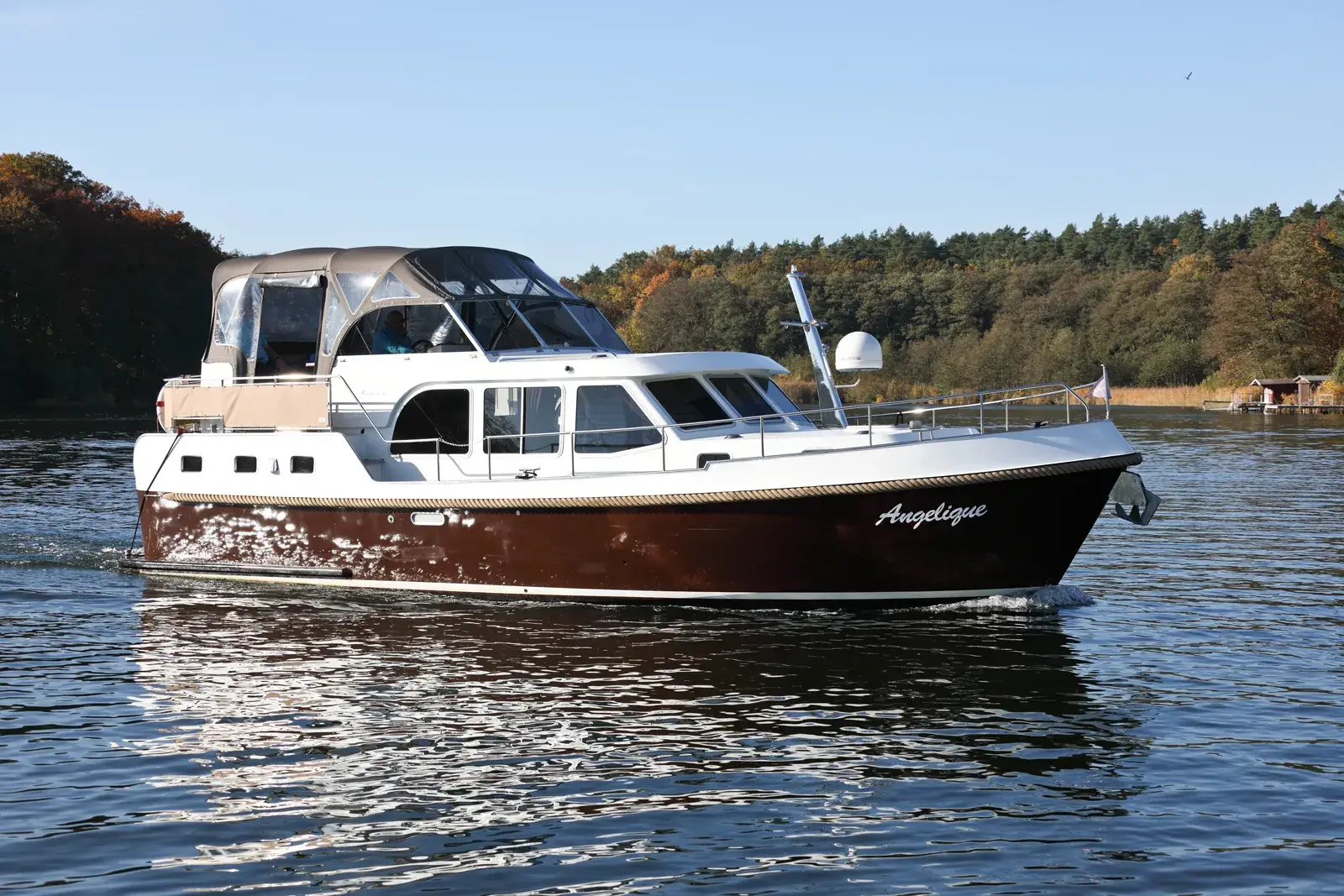 Hausboot Aventura 38 AK „Angelique“ mieten – 4 Personen, ab Waren (Müritz)
