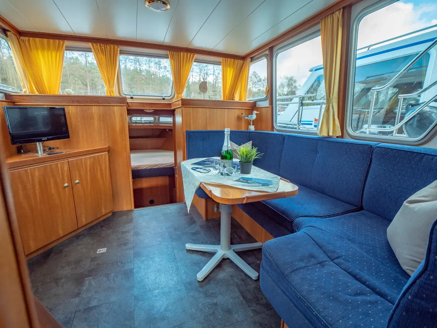 Hausboot Pedro Skiron 35 AK „Alice“ mieten – 2 Personen, ab Röbel/Müritz – 2