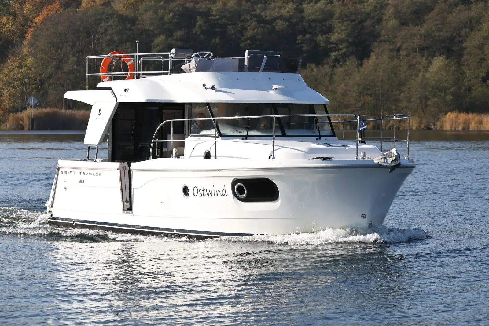 Motoryacht Beneteau Swift Trawler 30 „Ostwind“ mieten – 2 Personen, ab Waren (Müritz)