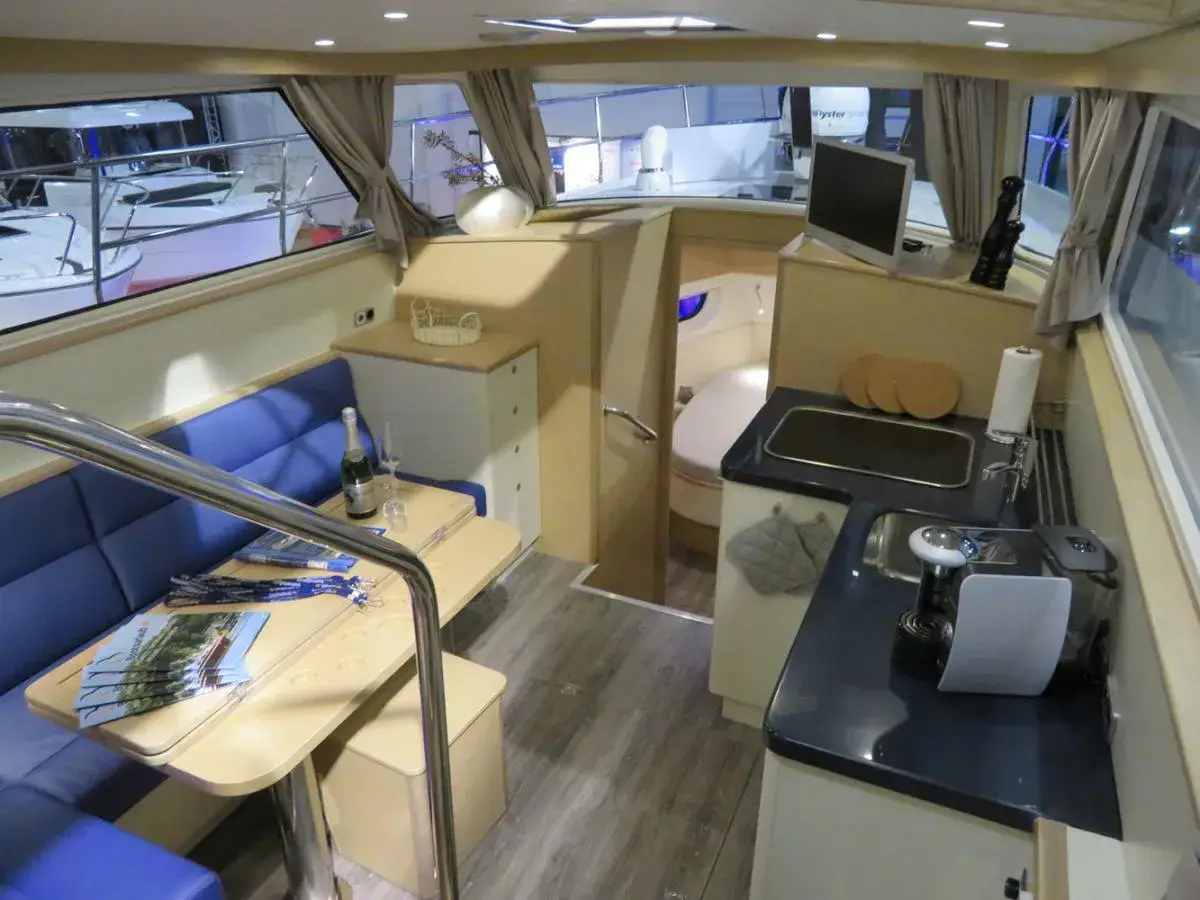 Hausboot Schulz 37 „Madeleine“ mieten – 4 Personen, ab Waren (Müritz) – 2