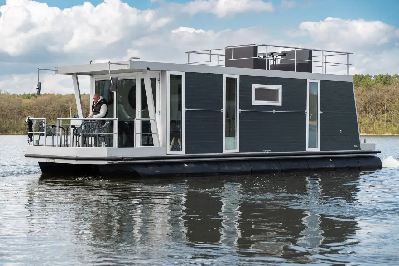 Hausboot Yachtsuite 2.0 „Plau“ mieten – 4 Personen, ab Mirow – 2