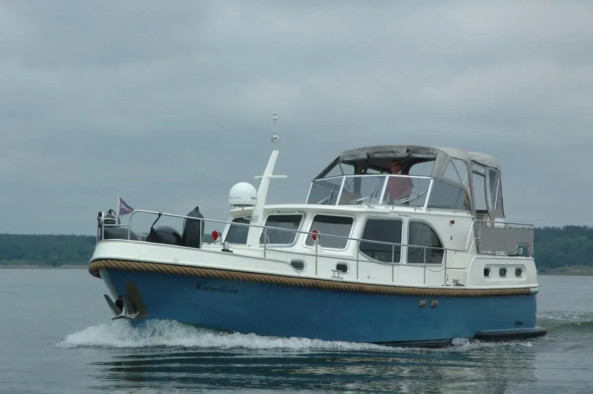Hausboot Jetten 37 Classic „Caroline“ mieten – 4 Personen, ab Waren (Müritz)